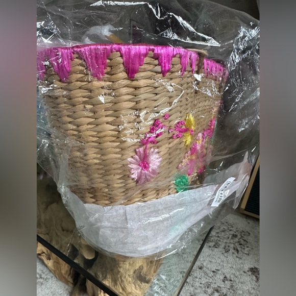 ‼️RARE‼️ 🎸RAFE🎸 Evelyn Seagrass Tote- Lovebirds✨

✨Color: Multi-color✨ - Picture 9 of 11